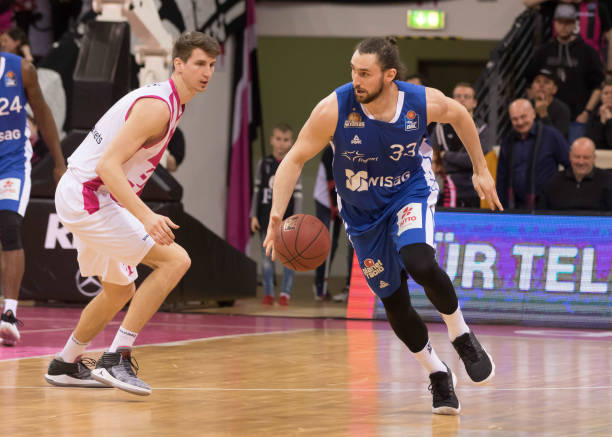 球队交手时 球队交手时